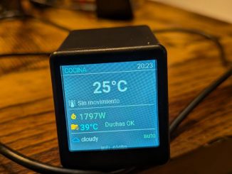 GeekMagic SmallTV mostrando dashboard de Home Assistant con ESPHome - temperatura, consumo y estado de la caldera