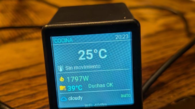 geekmagic-smalltv-esphome-home-assistant-dashboard GeekMagic SmallTV mostrando dashboard de Home Assistant con ESPHome - temperatura, consumo y estado de la caldera